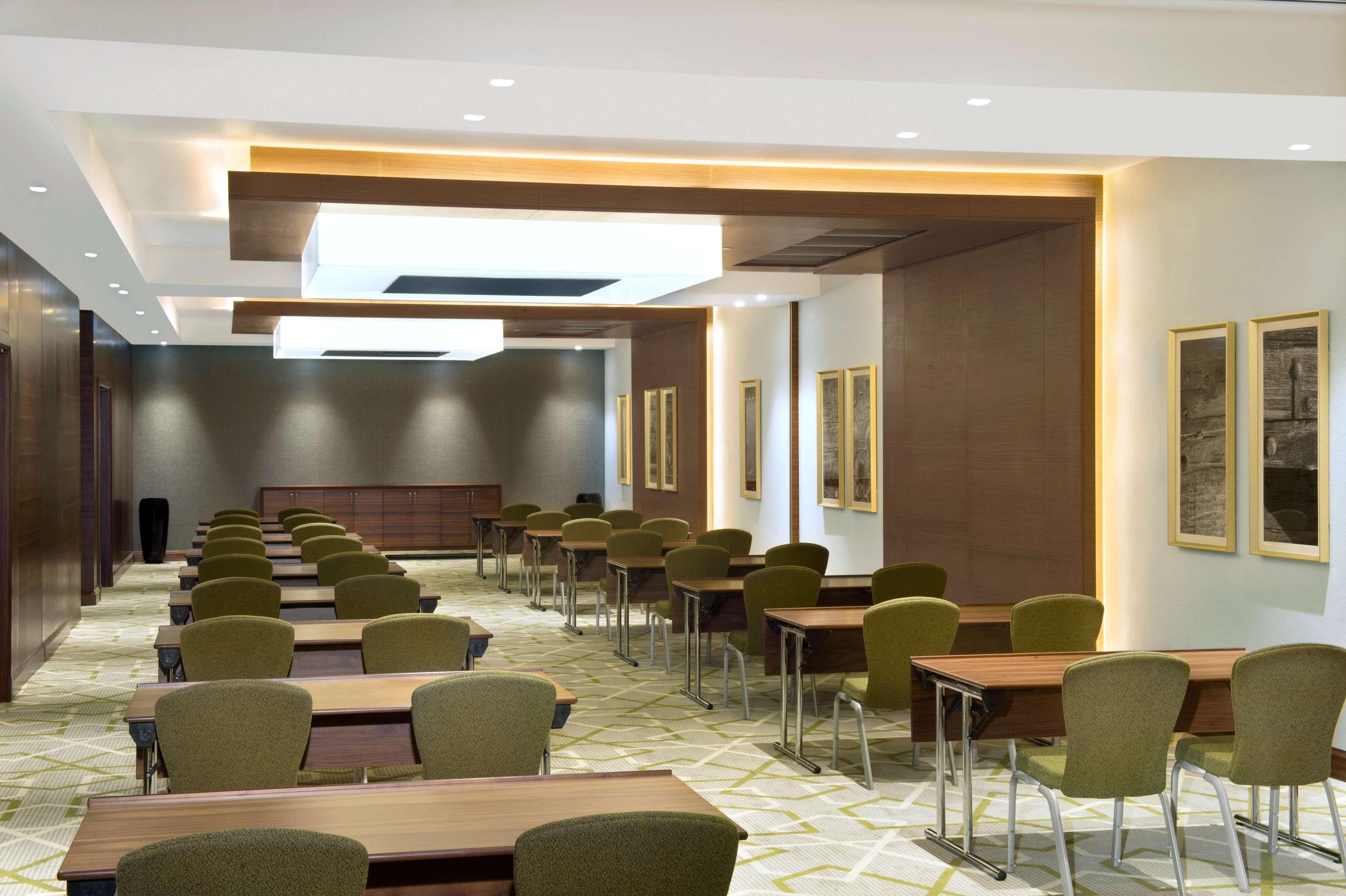 Hilton Garden Inn Dubai Deira Exterior photo