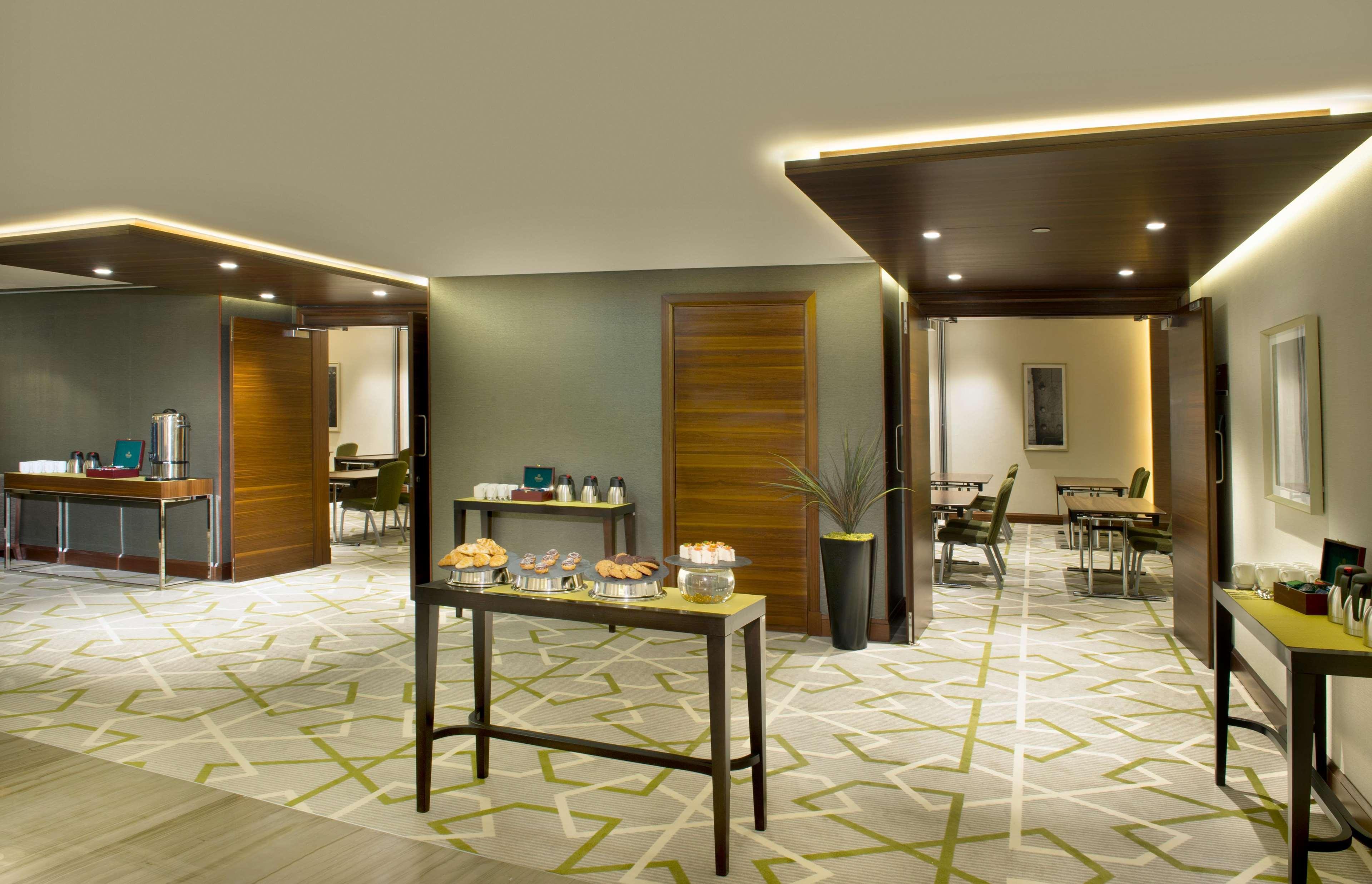 Hilton Garden Inn Dubai Deira Exterior photo